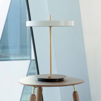 Stolná LED lampa UMAGE Asteria Table, USB, perleťovo biela/mosadz