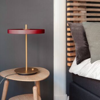 Stolná LED lampa UMAGE Asteria Table, USB, rubínovo červená/mosadz