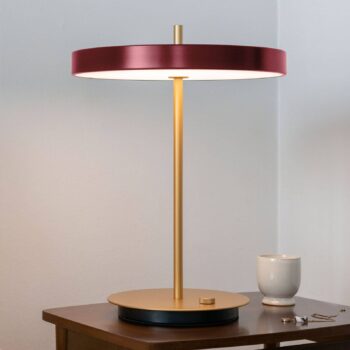 Stolná LED lampa UMAGE Asteria Table, USB, rubínovo červená/mosadz