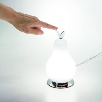 Stolná LED lampa Wilma, mosadzná/biela, v tvare žiarovky, stmievateľná