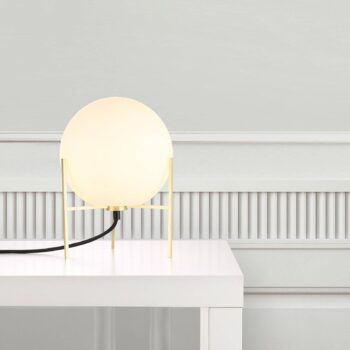 Stolná lampa Alton s bielym skleneným tienidlom