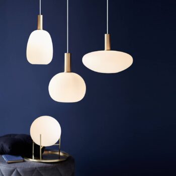 Stolná lampa Alton s bielym skleneným tienidlom