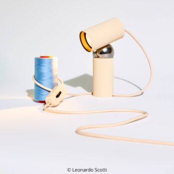Stolná lampa FLOS Bilboquet, béžová, otočná, GU10-LED