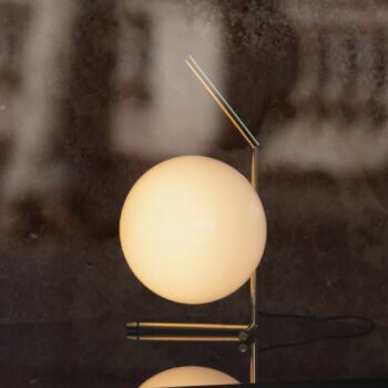 Stolná lampa FLOS IC T1 Low 10th Anniversary, pozlátená, tl.
