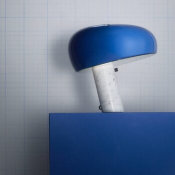 Stolná lampa FLOS Snoopy, námornícka modrá, mramor, kov