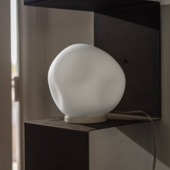 Stolná lampa Foscarini Hoba Midi, Ø 19 cm, zapínanie/vypínanie, sklo