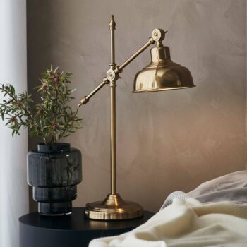 Stolná lampa Grimstad, farba starožitnej mosadze, železo, výška 56 cm