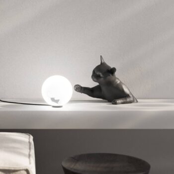 Stolná lampa Karman Maoo, čierna keramika, sklo, figúrka mačky