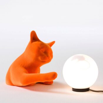 Stolná lampa Karman Maoo, keramická oranžová, sklo, figúrka mačky