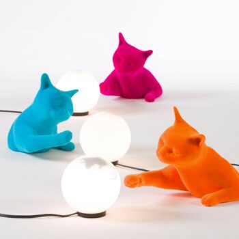 Stolná lampa Karman Maoo, keramika fuchsiová, sklo, figúrka mačky