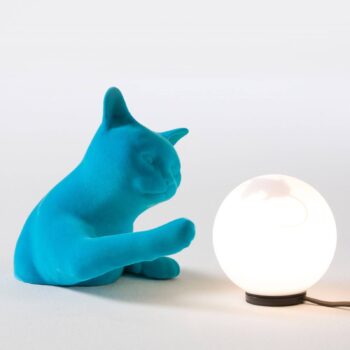 Stolná lampa Karman Maoo, keramika svetlomodrá, sklenená figúrka mačky