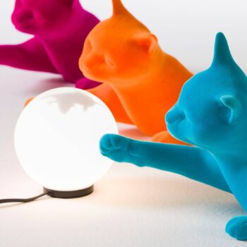 Stolná lampa Karman Maoo, keramika svetlomodrá, sklenená figúrka mačky