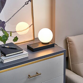 Stolná lampa Lindby Junis, čierna, funkcia nabíjania