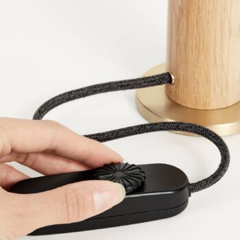 Stolná lampa Tala Knuckle, číre sklo, dub