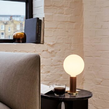 Stolná lampa Tala Knuckle, lampa z opálového skla, orech
