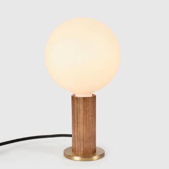 Stolná lampa Tala Knuckle, lampa z opálového skla, orech