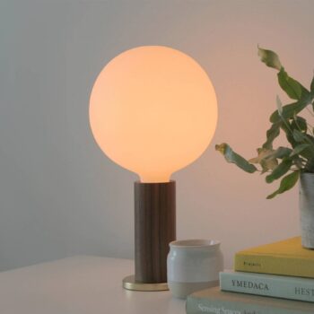 Stolná lampa Tala Knuckle, lampa z opálového skla, orech