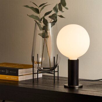 Stolná lampa Tala Knuckle, opálové sklo, čierny dub