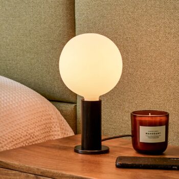 Stolná lampa Tala Knuckle, opálové sklo, čierny dub