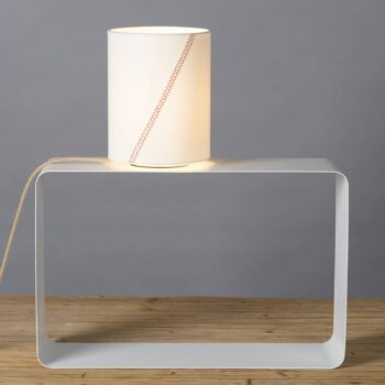 Stolná lampa Traditionsschiff N°17 biela/červená
