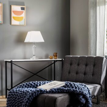 Stolná lampa Veronique úzky podstavec, biela/chróm