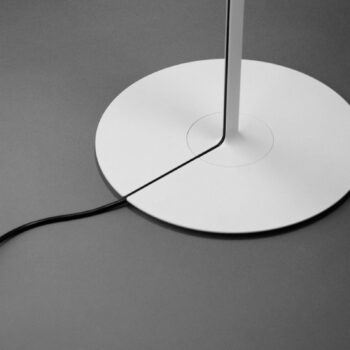Stolná lampa Vibia Warm 4896, Ø 22 cm, biela