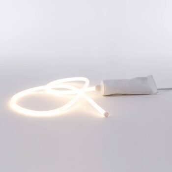 Stolová LED lampa Daily Glow ako tuba zubnej pasty