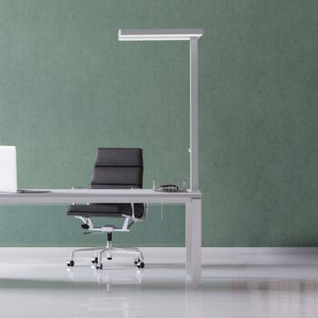 Stolová LED lampa MAULjaval, biela, 120 cm, stmievateľné, podstavec s objímkou