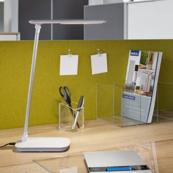 Stolová LED lampa MAULjazzy, biela, výška 43 cm, stmievateľné USB port