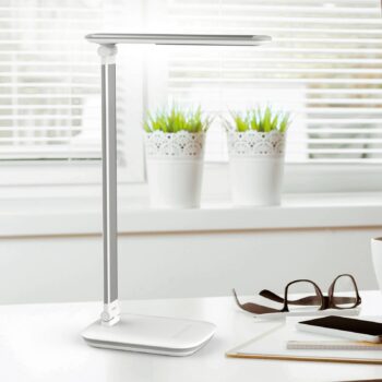 Stolová LED lampa MAULjazzy, biela, výška 43 cm, stmievateľné USB port