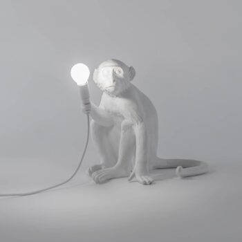 Stolová LED lampa Monkey Lamp, biela, sediaca