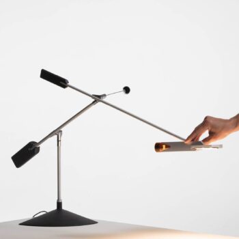 Stolová LED lampa Stilnovo Halley, projekcia 100 cm, sivá