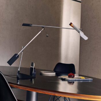 Stolová LED lampa Stilnovo Halley, projekcia 100 cm, sivá