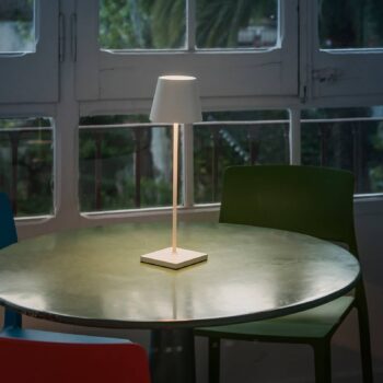 Stolová LED lampa Toc s nabíjačkou USB IP54, biela