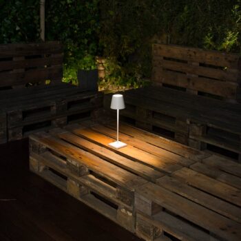 Stolová LED lampa Toc s nabíjačkou USB IP54, biela