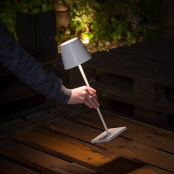 Stolová LED lampa Toc s nabíjačkou USB IP54, biela