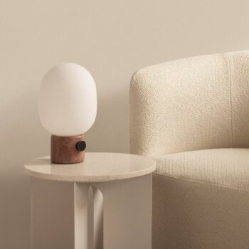 Stolová lampa Audo JWDA, červený travertín, výška 32 cm, stmievateľné