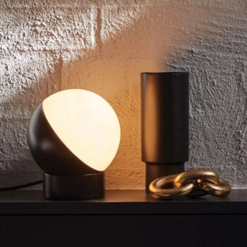 Stolová lampa Beacon Mikoh, čierny kov, sklo