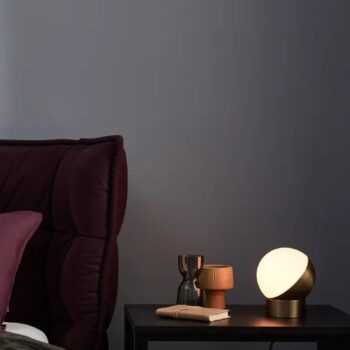 Stolová lampa Beacon Mikoh, kov vo farbe starožitnej mosadze, sklo