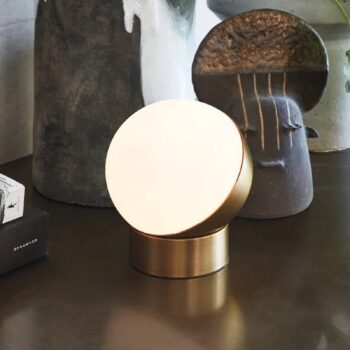 Stolová lampa Beacon Mikoh, kov vo farbe starožitnej mosadze, sklo