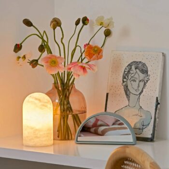 Stolová lampa Beacon Panton, biely alabastrový kameň, výška 17,5 cm