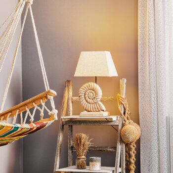 Stolová lampa Conchiglia s dekorovanou základňou