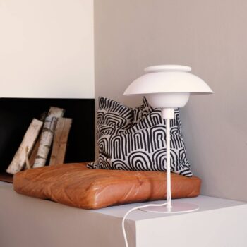 Stolová lampa Dyberg Larsen Opus, matná biela. Výška 47,5 cm