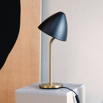 Stolová lampa Dyberg Larsen Oulu, čierna/mosadz, výška 47 cm