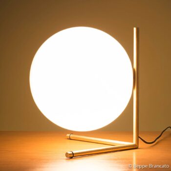 Stolová lampa FLOS IC T2, brúsená mosadz