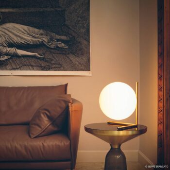 Stolová lampa FLOS IC T2, brúsená mosadz