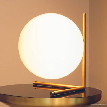 Stolová lampa FLOS IC T2, brúsená mosadz