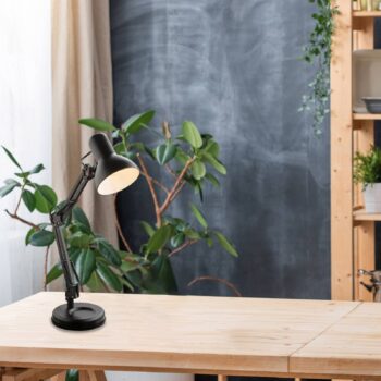 Stolová lampa Famous s tromi kĺbmi, čierna