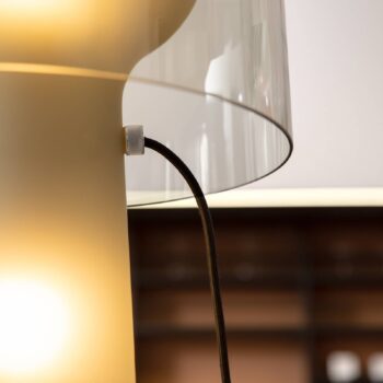 Stolová lampa Karman Lilly, dymovo sivá, výška 48 cm, sklo