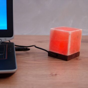 Stolová lampa Kubus s pripojením USB